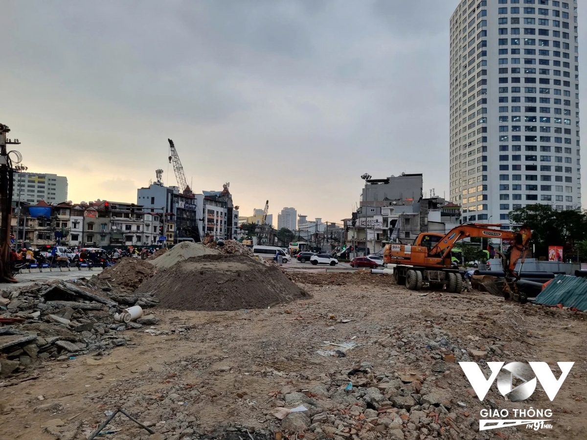 Hà Nội: Bụi mù mịt bên những công trình